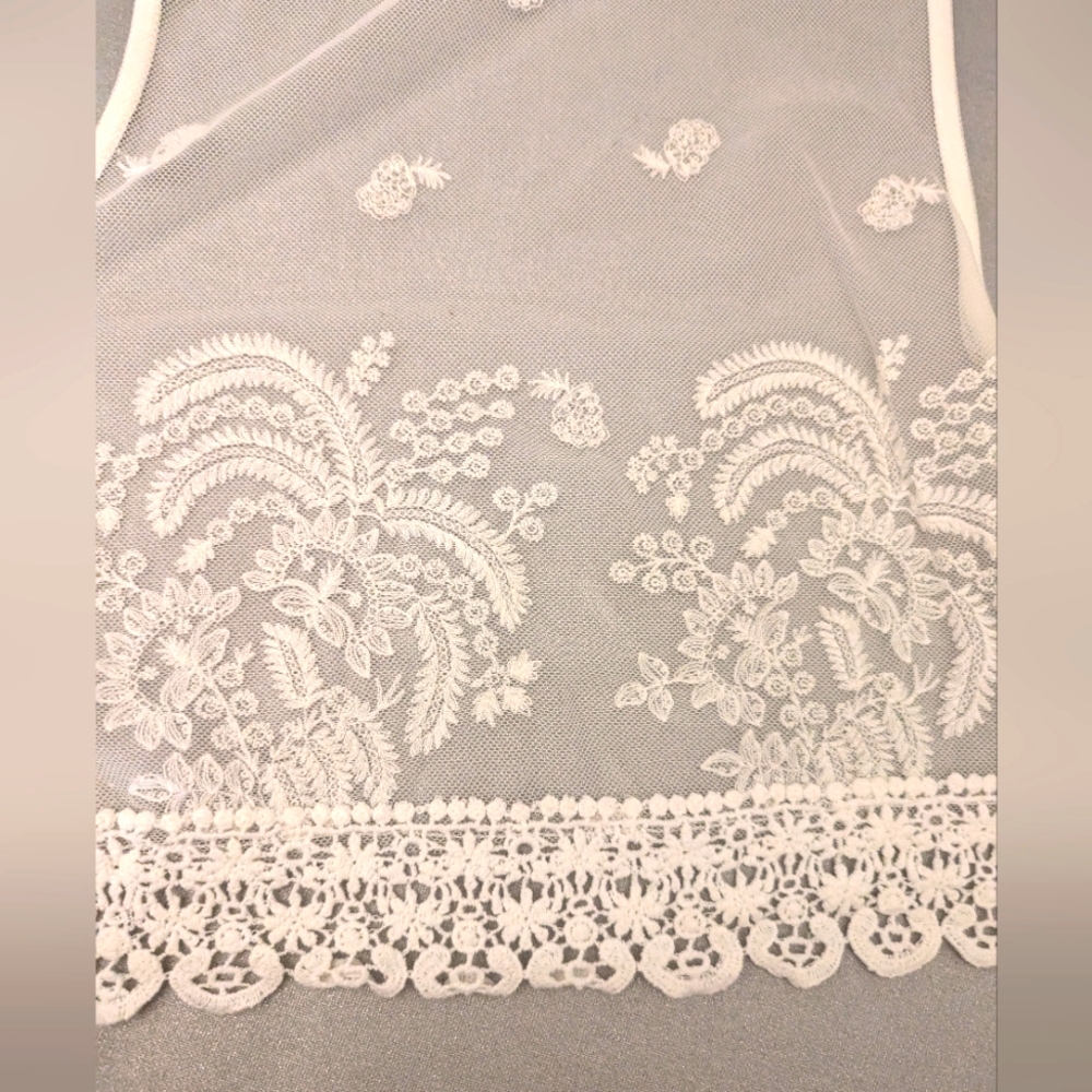 Pins & Needles White Lace Embroidered Vest with Crocheted Edge Size Medium - Picture 6 of 9